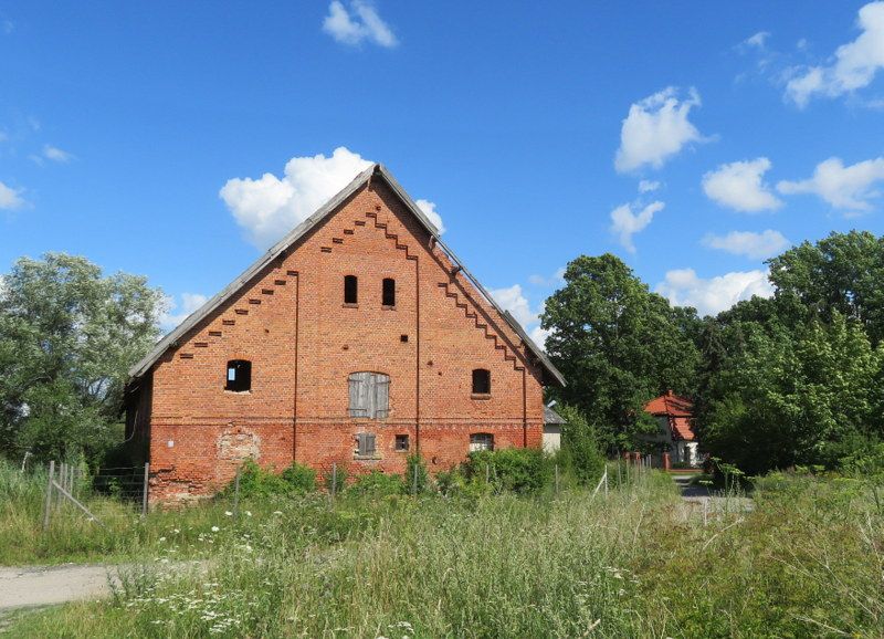 Scheune mit Herrenhaus (Hintergrund)